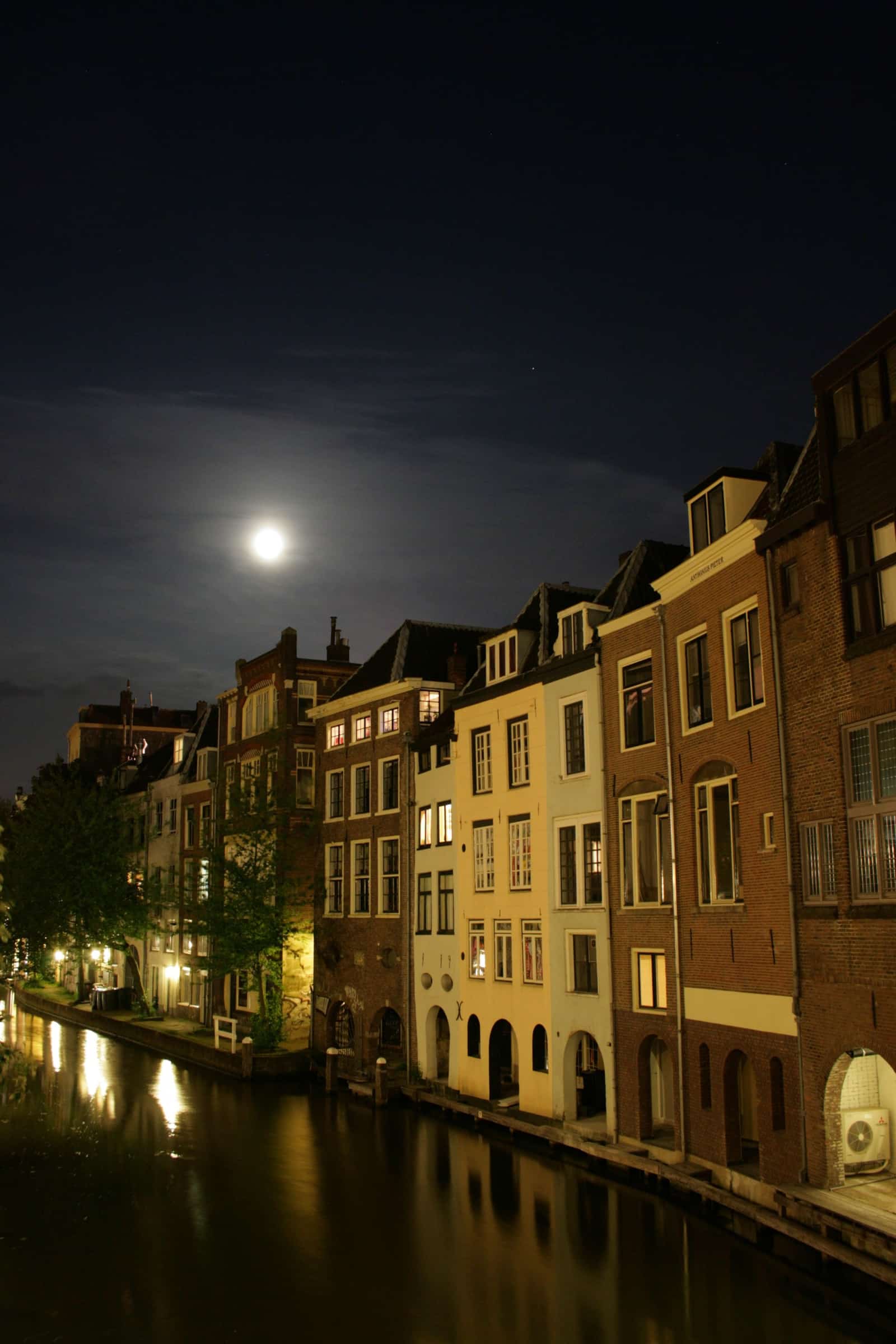 Grachtenpanden aan Utrechts kanaal